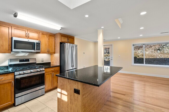 Building Photo - 108 Independence Dr