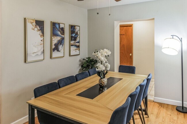 Foto del edificio - Gorgeous Furnished 6-Bedroom Home near Del...