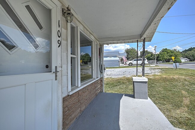 Building Photo - 109 Bettie St