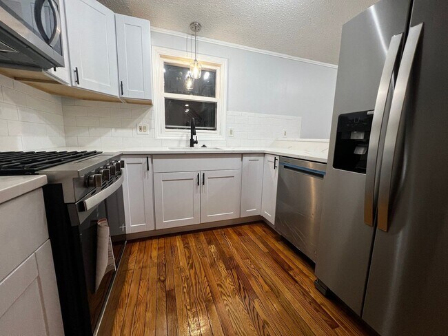 Foto del edificio - 4-Bedroom, 2-Bath Home with Modern Comforts in Tyngsboro, MA