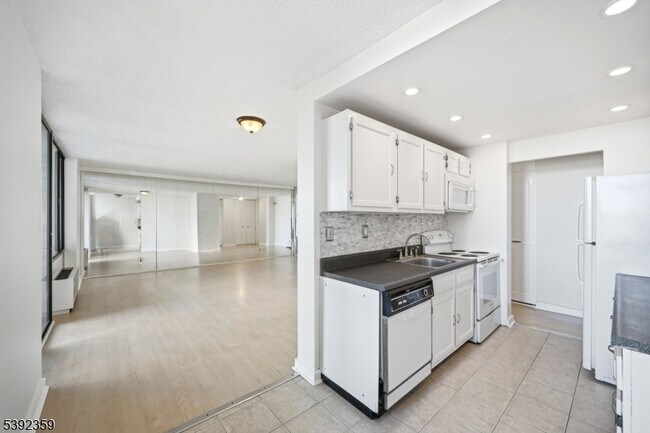 Foto del edificio - 300 Winston Dr