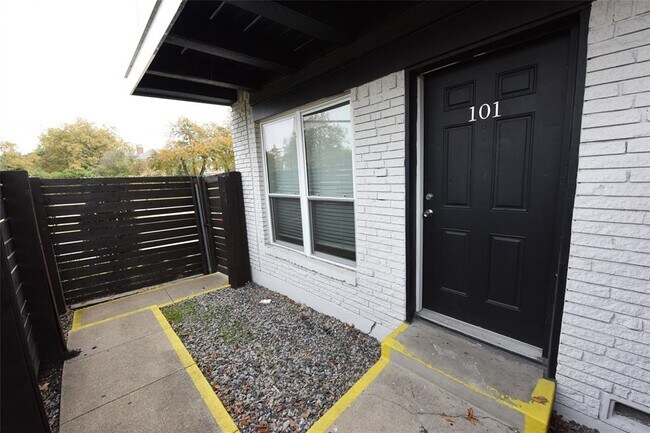 Building Photo - 5124 Live Oak St