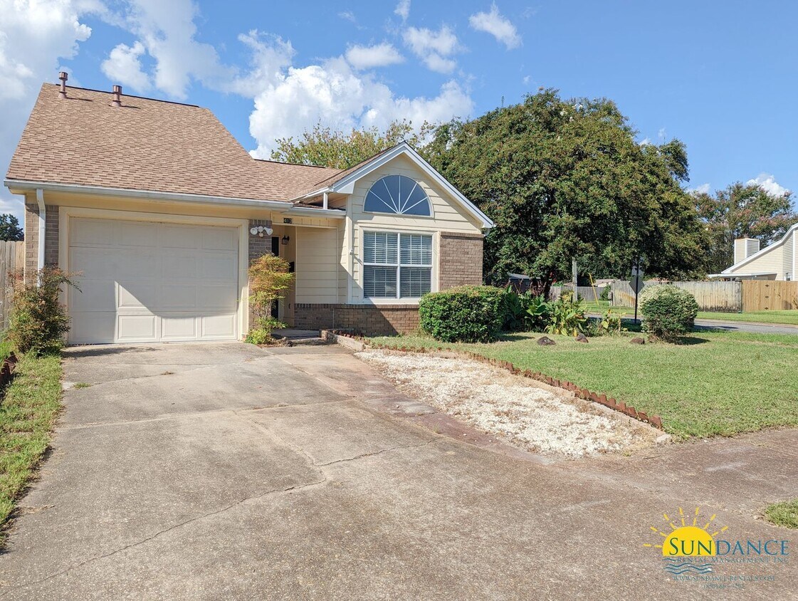 Primary Photo - Centrally located and renovated Fort Walto...