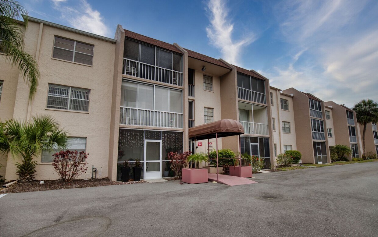 Primary Photo - Seasonal Short-Term 2 Bedroom 2 Bathroom C...