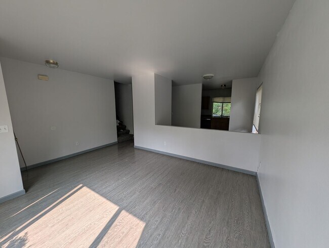 Foto del edificio - Tri Level, 3 Bedroom For Rent in Port Orchard - Available June 25th!