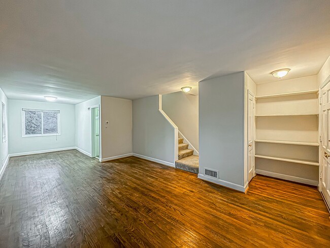 Foto del edificio - Beautiful 3 Bed 1 Bath End Row Brick Townhouse With Fenced In Yard In River Terrace