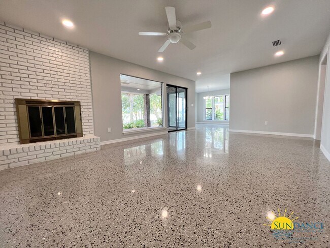 Building Photo - Waterfront Okaloosa Island Home, Call Today!