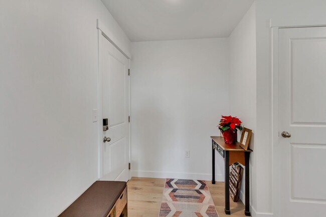 Foto del edificio - Spacious 3 Bed 2 Bath Condo in Sandy!