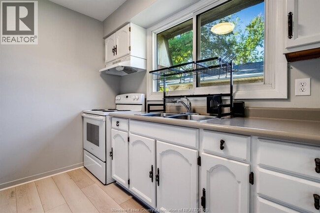 Building Photo - 25 Hillview Crescent