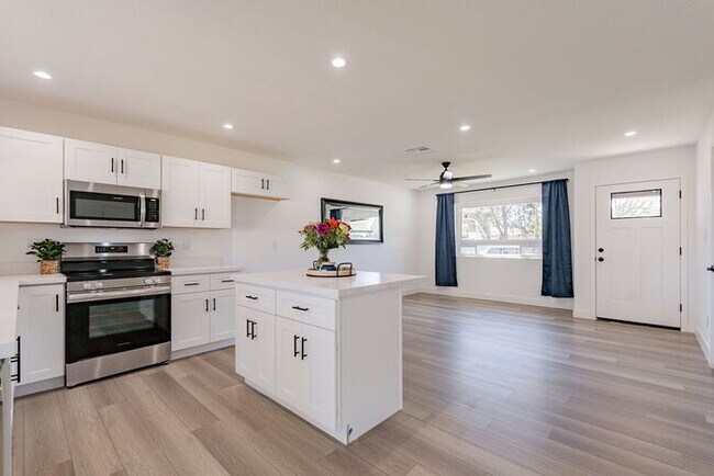 Building Photo - Gorgeous Remodeled Home in Central Gilbert
