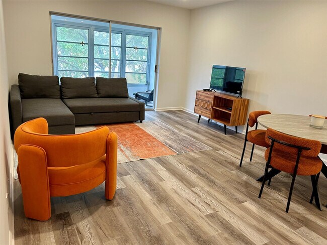 Foto del edificio - 2151 NE 68th St