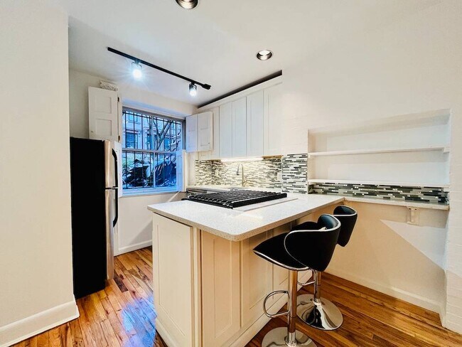 Building Photo - 154a Hicks St