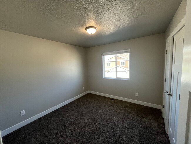 Building Photo - Beautiful Townhome!!