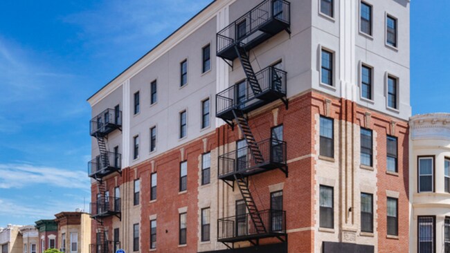 Foto del edificio - 703 Rogers Ave
