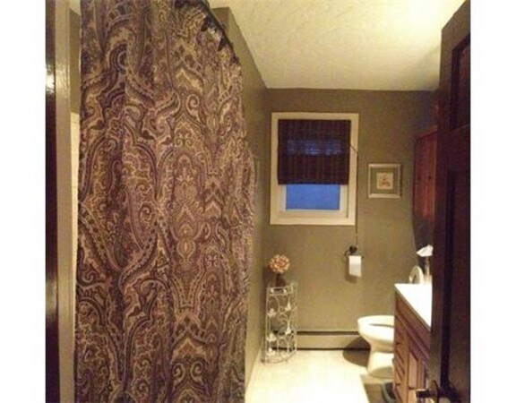Bathroom - 40 Tudor St