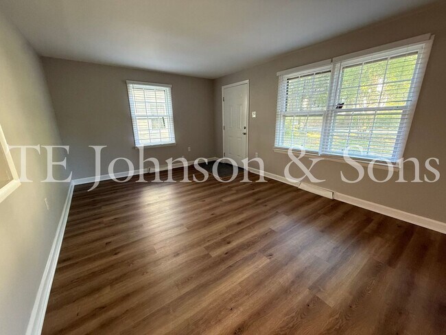 Foto del edificio - Charming 2 Bedroom Home with Basement & Modern Updates in Winston-Salem