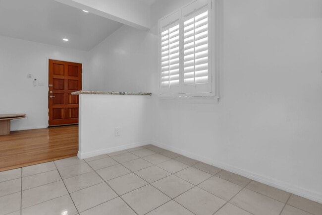 Foto del edificio - 1300 W 83rd Pl