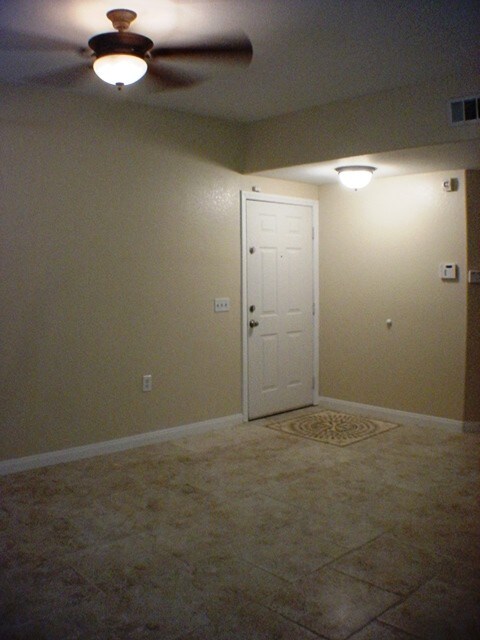Building Photo - 3400 Cabana Dr