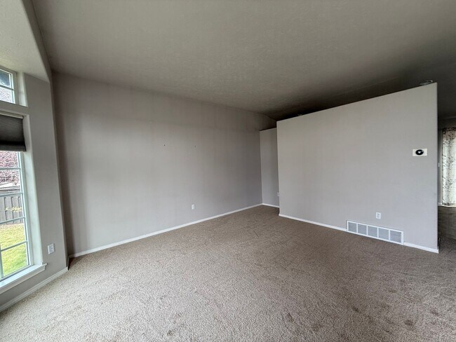 Building Photo - Beautiful 4 Bed, 3.5 Bath Home in Eagle Ridge
