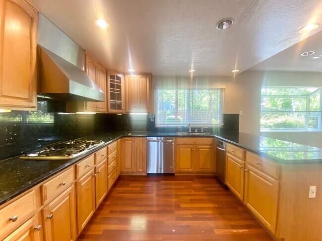 Foto del edificio - Large 5-bedroom 3-bathroom Home in Union C...