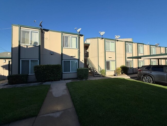 Building Photo - Two-bedroom downstairs apartment in Riverb...