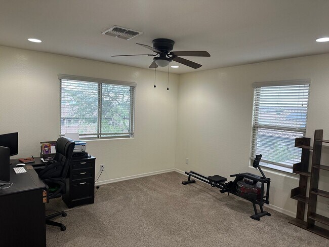 Foto del edificio - Charming 4 Bed 3 Bath Home in Meadows community, North Peoria !! POOL!!