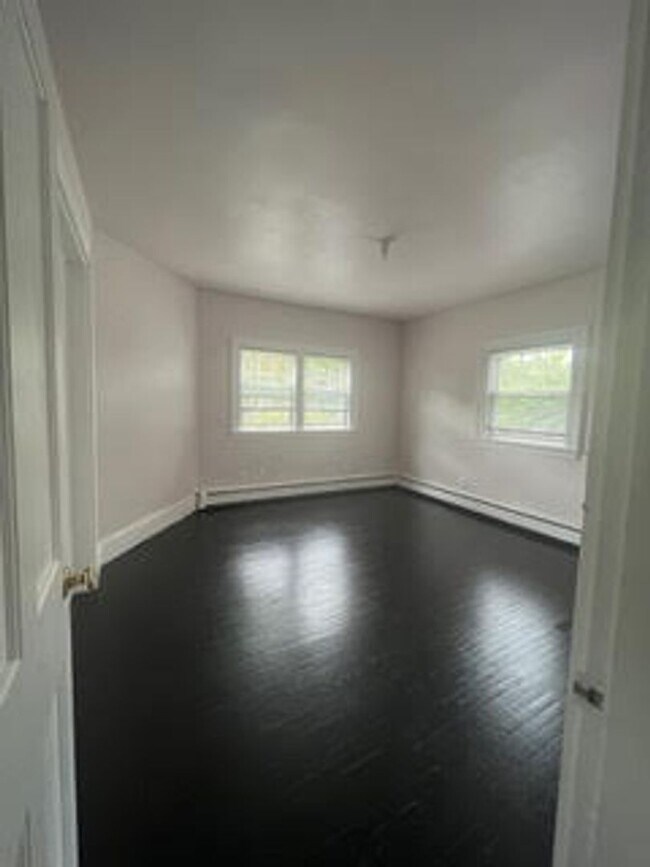 Building Photo - HOT MEDFORD LISTING!!!