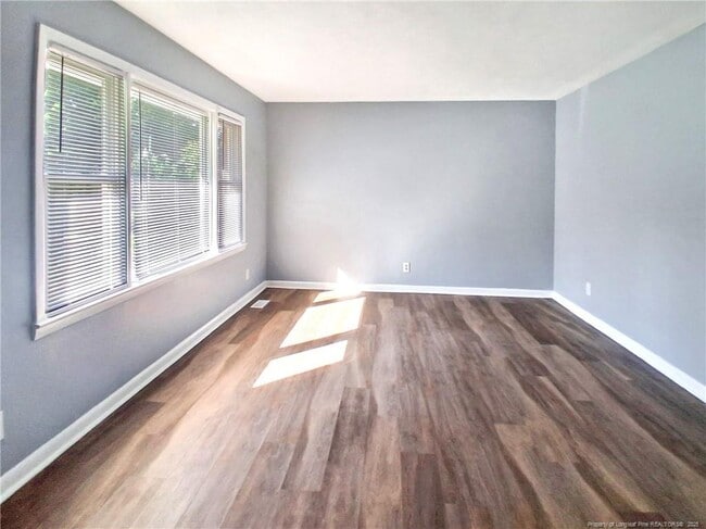 Building Photo - 1086 Essex Pl
