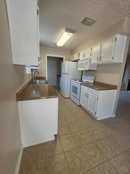 Building Photo - 5503 Thunderbird St