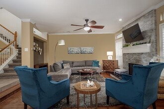 Building Photo - 110 N Valley Oaks Cir