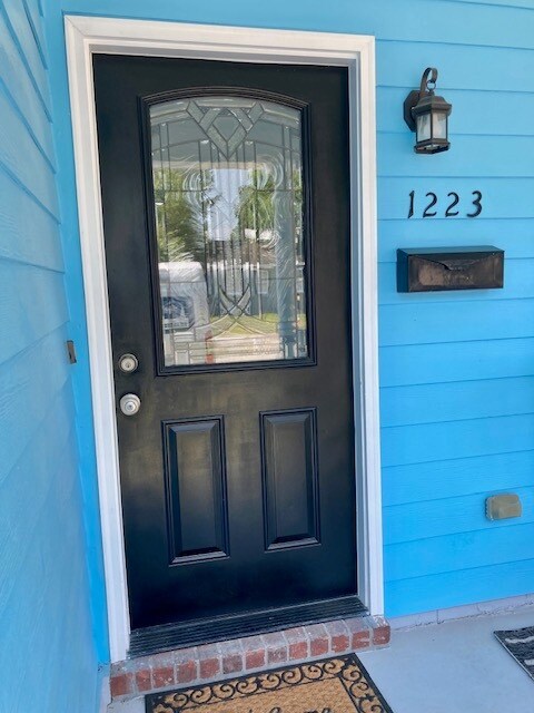 Entrada principal - 1223 E Waldburg St