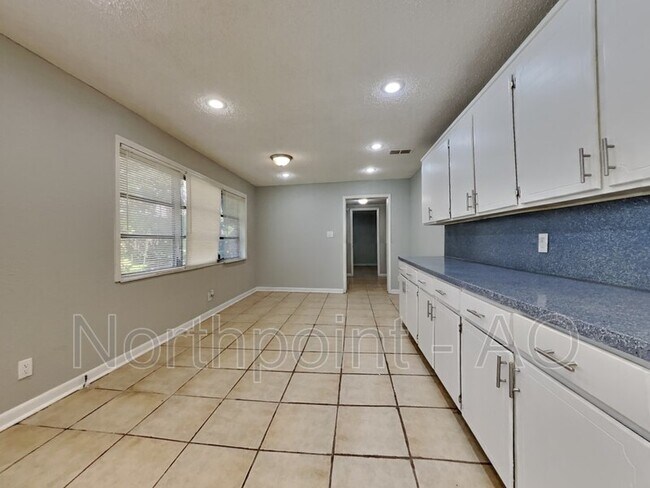Building Photo - 5716 Banyan Dr