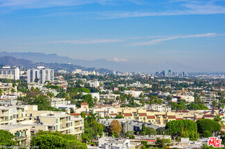 Building Photo - 838 N Doheny Dr