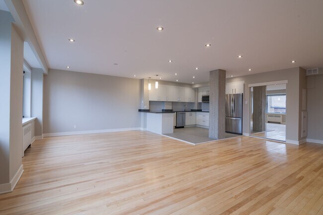 Building Photo - 3495 Rue de la Montagne