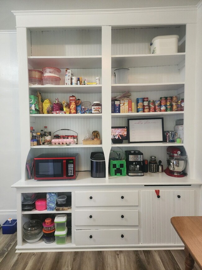 Built-in hutch for additional storage. - 89 S Main St