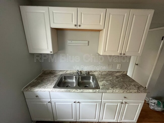 Building Photo - 2739 Lafeuille Ave