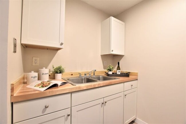 Building Photo - 814 SE 5th Ave