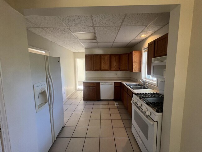 Building Photo - NE 3 bed/2 bath