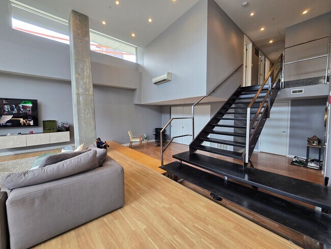 Building Photo - HUGE Stunning Bright 3 bed 2.5 bath loft i...