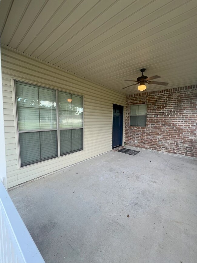 Building Photo - 2 bedroom, 1 bathroom home located in Gree...