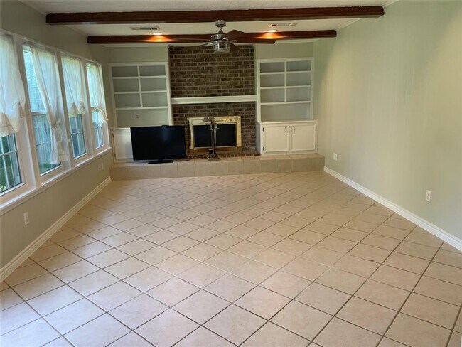 Building Photo - 15803 Crestbrook Dr