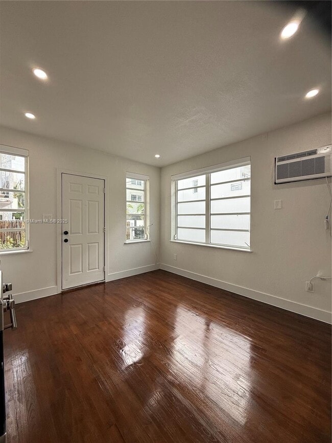 Building Photo - 723 2nd St