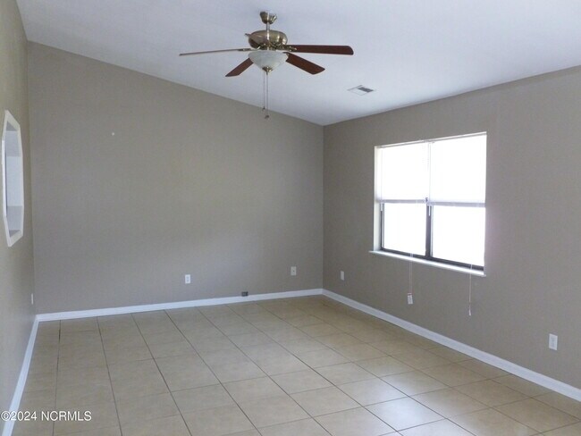 Building Photo - 204 Cinnamon Dr