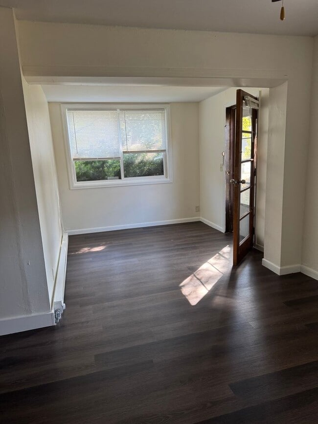 Building Photo - One Bedroom Lower Apartment