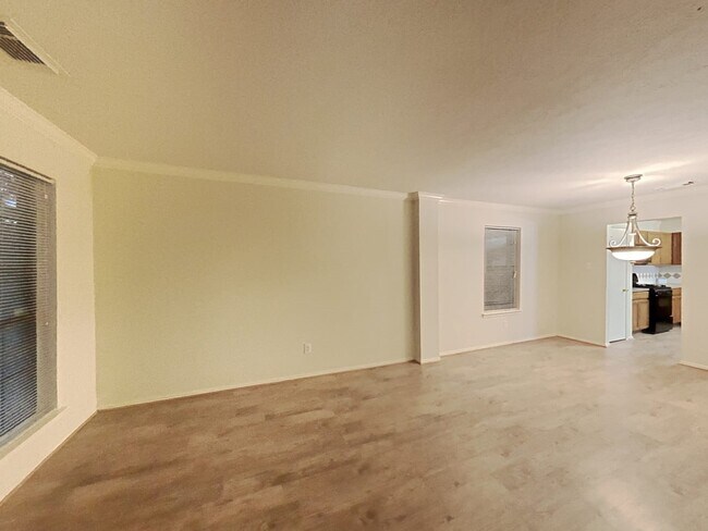 Foto del edificio - 9818 Golden Prairie Ln