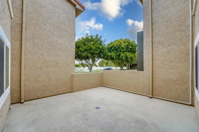 Building Photo - 7425 Charmant Dr