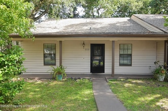 Building Photo - 909 Candlebrook Ln
