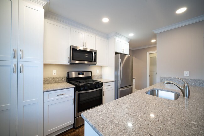Foto del interior - Hickory Manor: In-Unit Washer & Dryer, Heat, Water & Gas Included, Fitness Center, Sauna, and Bar...