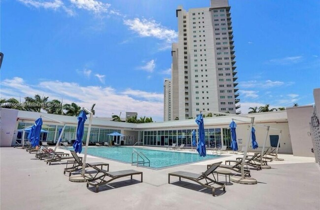 Foto del edificio - 15051 Royal Oaks Ln