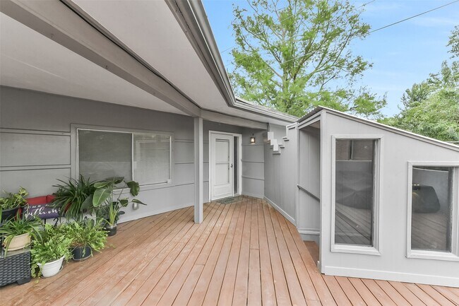Foto del edificio - 6305 Deerwood Rd